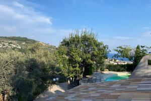 uma vista para uma piscina a partir de uma casa em Relais San Sebastiano em Pietra Ligure