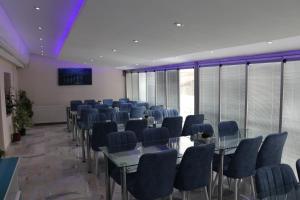 una sala de conferencias con mesas y sillas en un edificio en Golden Apple Hotel, en Egirdir