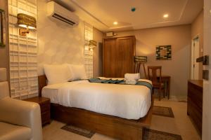Un pat sau paturi într-o cameră la State Beach Resort And Spa