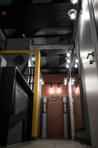 un corridoio in un edificio con luci sul soffitto di Le Каприз a Chmel'nyc'kyj
