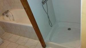 Massaflo في Besson: حمام مع دش وحوض استحمام