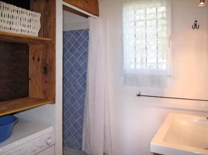een badkamer met een wit douchegordijn en een raam bij Le Logis, charmant gîte provençal in Ampus +9 foto's