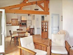 uma cozinha e sala de jantar com mesa e cadeiras em Le Logis, charmant gîte provençal em Ampus