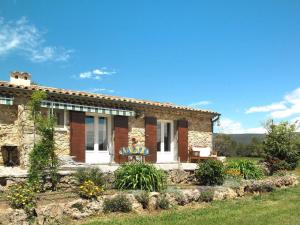 een stenen huis met een tuin ervoor bij Le Logis, charmant gîte provençal in Ampus