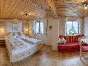 Tempat tidur dalam kamar di Andrebauernhof - Biohof - Chiemgau Karte