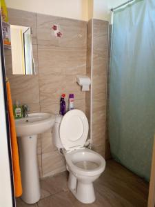ein Bad mit einem WC und einem Waschbecken in der Unterkunft Pride Studio Mtwapa in Mombasa
