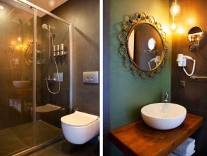 La salle de bains est pourvue de toilettes, d'un lavabo et d'un miroir. dans l'établissement PAYAM BUTİK OTEL, à Datça