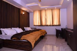 Letto o letti in una camera di The Ravindram Hotel