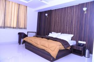 Letto o letti in una camera di The Ravindram Hotel