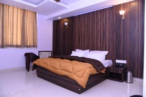 Letto o letti in una camera di The Ravindram Hotel