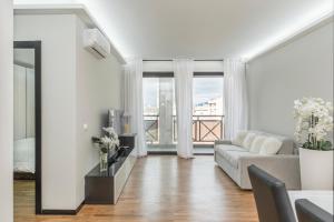 un soggiorno con divano e una grande finestra di Guest House Foligno Porta Romana a Foligno