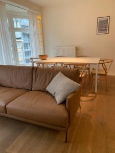 een woonkamer met een bank en een tafel bij Appartement Delmare in De Panne