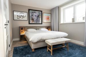 Postel nebo postele na pokoji v ubytování Hampton home B&B suites