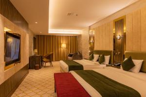 TV a/nebo společenská místnost v ubytování Royal Crown Hotel