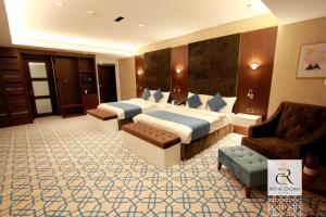 Postel nebo postele na pokoji v ubytování Royal Crown Hotel