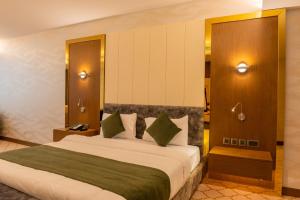 Postel nebo postele na pokoji v ubytování Royal Crown Hotel