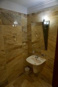 ein Bad mit einem Waschbecken und einem Spiegel in der Unterkunft Penzion Vegas in Partizánske
