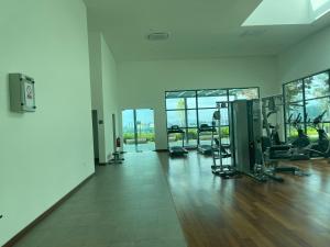 einen Fitnessraum mit Laufbändern und Crosstrainern in einem Gebäude in der Unterkunft Studio Unit@ Ampang Ukay in Ampang