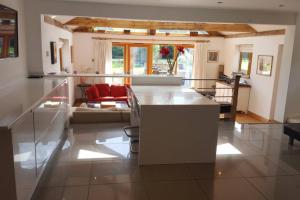 הלובי או אזור הקבלה ב-4 Kingsize Beds Ensuite - Sleeps 8-10 - Rural Contemporary Oak Framed House