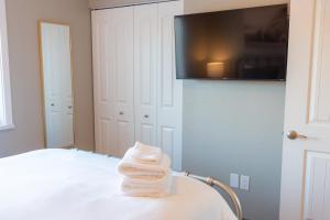 Postel nebo postele na pokoji v ubytování Colony Suites