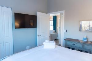 Postel nebo postele na pokoji v ubytování Colony Suites
