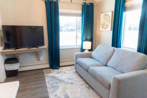 TV a/nebo společenská místnost v ubytování Colony Suites