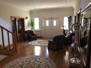 Uma rea de estar em SOLAR DA SERRA-GuestHouse