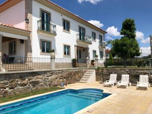 uma villa com piscina e uma casa em SOLAR DA SERRA-GuestHouse em Mangualde