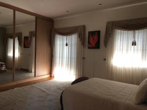 Uma cama ou camas num quarto em SOLAR DA SERRA-GuestHouse