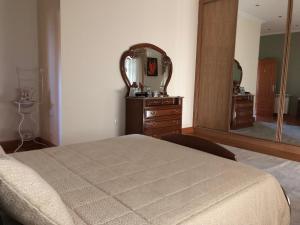 Uma cama ou camas num quarto em SOLAR DA SERRA-GuestHouse