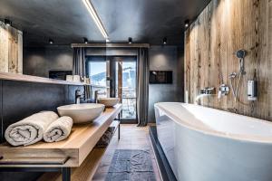 Koupelna v ubytování ALMMONTE PRÄCLARUM SUITES Design Hotel + 37 fotografií
