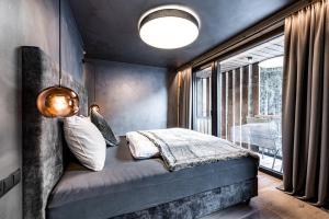 Letto o letti in una camera di ALMMONTE PRÄCLARUM SUITES Design Hotel