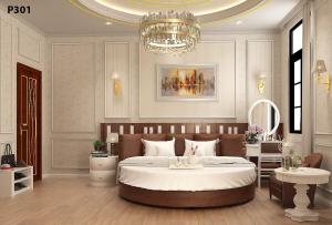 um quarto com uma cama grande e um lustre em Halong Lavender Hotel em Ha Long