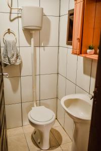 a bathroom with a toilet and a sink at Morada perto dos Canyons e Balões - Rosa dos Canyons in Praia Grande