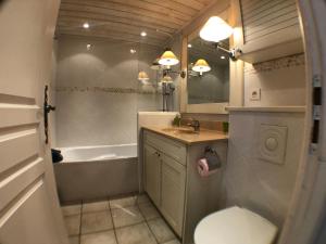Salle de bains dans l'établissement Studio les Pieds dans L'eau au bord du lac d'Annecy