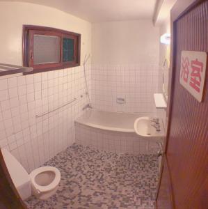 台南的住宿－六宿民宿，带浴缸、卫生间和盥洗盆的浴室