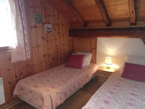a bedroom with two beds in a cabin at crocus in Saint-Martin-de-Belleville