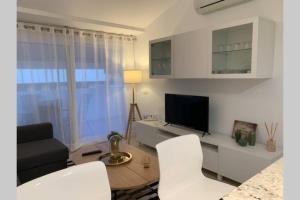 Una televisión o centro de entretenimiento en Atico en Marbella centro, segunda linea playa 731