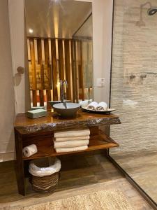 La salle de bains est pourvue d'un lavabo et d'un grand miroir. dans l'établissement Hotel Maui Maresias, à Maresias