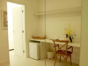 a room with a table and a chair and a shelf at Hotel Maui Maresias in Maresias