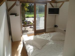 Et tv og/eller underholdning på Sleeps 6 Rural Contemporary Oak Framed Light Airy House with Far Reaching Views in AONB