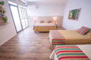 een kamer met 2 bedden in een kamer met ramen bij Augusta 8 in Salta