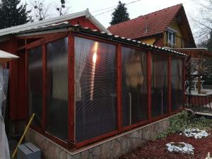 un invernadero en una casa en Gunarasi villa jacuzzival, en Dombóvár