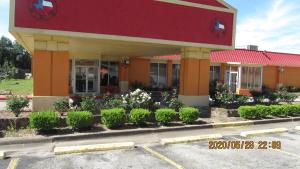 een fastfoodrestaurant met een rood dak bij Homeplace Inn in Jacksonville