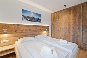 Łóżko lub łóżka w pokoju w obiekcie FamilienWohnung Wildspitze