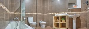 Un baño con inodoro, lavabo y bañera. en Peregrina Pensión 1, en O Pedrouzo 27 fotos más