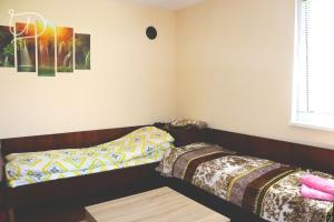 1 dormitorio con 1 cama y 1 mesa en вила Ирена, en Radevtsi