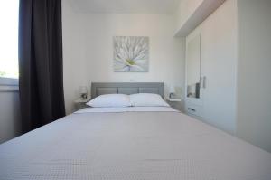 Ein Bett oder Betten in einem Zimmer der Unterkunft Apartmani Maris