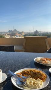 einen Tisch mit zwei Teller Essen drauf. in der Unterkunft Hotel Antra Inn in Jaisalmer