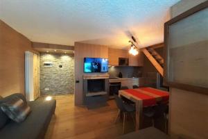 TV a/nebo společenská místnost v ubytování Dream House Quadrifoglio. Sulle piste di Folgarida,madonna di campiglio.